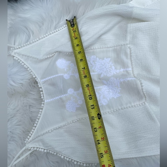 Zara Elegant White Mini Dress with Floral Accents - Picture 6 of 8